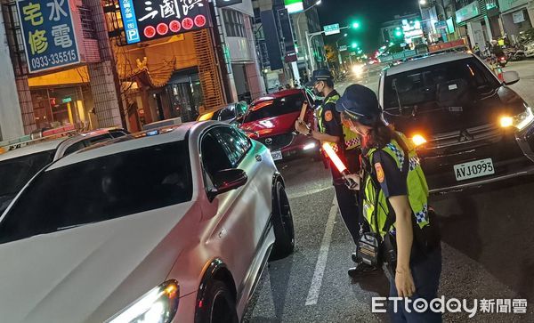 ▲中秋首日，台南市警二分局掃毒、取締酒駕及廟會維護警力總動員。（圖／記者林悅翻攝，下同）