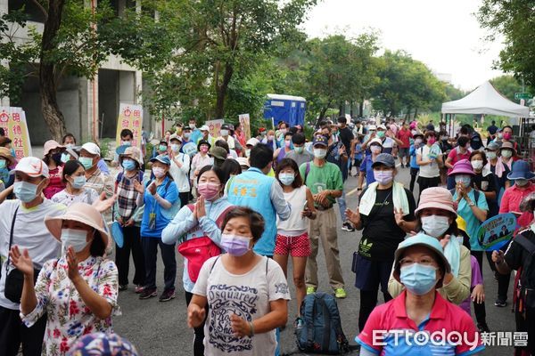 ▲中秋是闔家團聚節日，兒童第二公園的步道欄杆與景觀燈改善工程完竣，民眾更能享受更舒適安全的運動休閒空間。（圖／記者蔡佩旻翻攝）