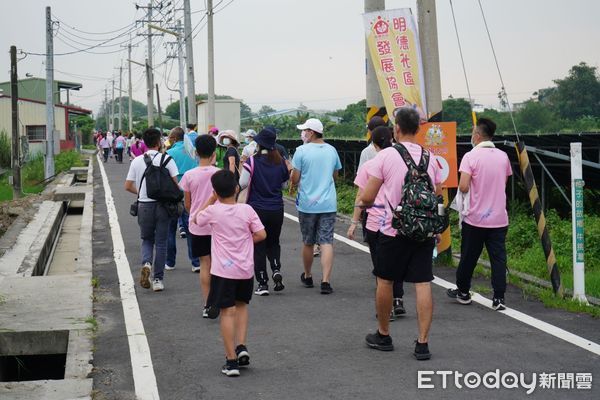 ▲中秋是闔家團聚節日，兒童第二公園的步道欄杆與景觀燈改善工程完竣，民眾更能享受更舒適安全的運動休閒空間。（圖／記者蔡佩旻翻攝）