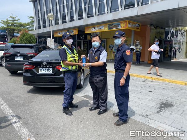 ▲縣警局長劉印宮慰問東港警分局中秋節執勤辛勞             。（圖／記者陳崑福翻攝，下同）