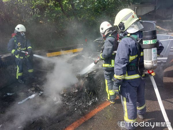 ▲國1三義段火燒車　駕駛、乘客逃得快！小客車燒到剩骨架。（圖／記者蔡文淵翻攝）