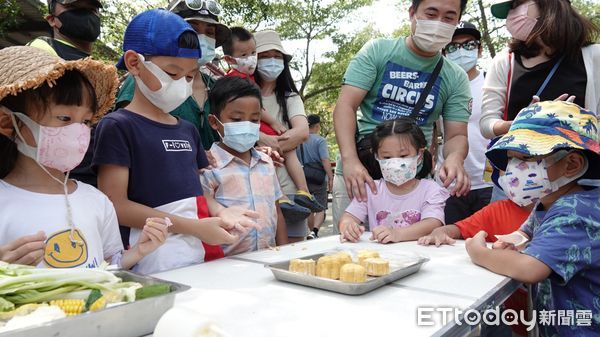 ▲中秋節連假台南各景點遊客熱情光臨，安平區與迪士尼家族打卡人潮滿滿，黃偉哲市長表示中秋來台南玩，有吃有玩最應景。（圖／記者林悅翻攝，下同）