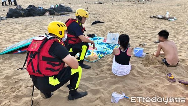 ▲貢寮2國中生玩浮板遭潮水捲離。（圖／記者郭世賢翻攝）