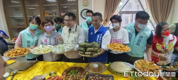 記者林悅／台南報導台灣新住民人權展望協會與市議員周麗津服務處於中秋節，幫在台南越南、印尼及大陸等新住民，在安平區建平里活動中心辦理「新住民回娘家」，活動除了新住民各自準備家鄉菜餚來與大家共同分享，市長黃偉哲等人也到場，向新住民祝賀佳節愉快。這次活動的指導單位是市府社會局、安平區公所，協辦單位為中華圓夢公益展望會、建平里辦公處，主辦單位是市議員周麗津服務處與台灣新住民人權展望協會。活動於10日下午2時在建平里活動中心辦理，市長黃偉哲、民政局副局長吳明熙、新聞處長蘇恩恩、台南市體育總會