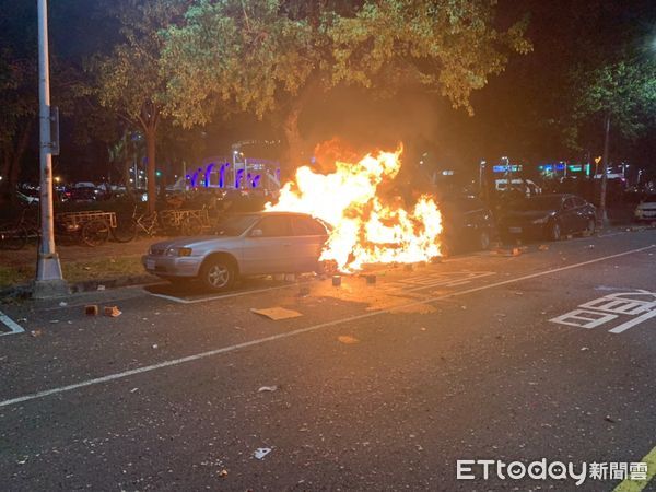 ▲高雄市翠亨北路發生一起火燒車，2部車陷入火海             。（圖／記者吳奕靖翻攝）