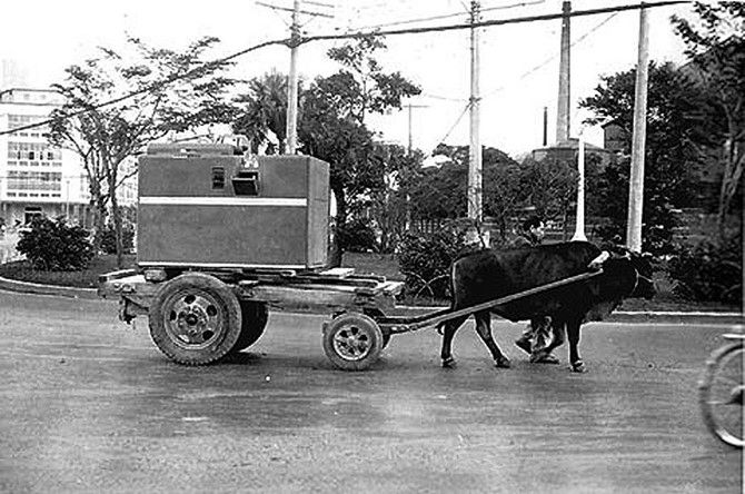 ▲▼1963年9月，美援會改組為經合會，用牛車將辦公用的IBM電腦（打孔卡機）搬遷至台北市羅斯福路的新大樓裡。（圖／交大校友會提供）