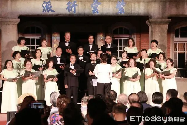 ▲「2022黃家古厝中秋音樂會」登場，總統蔡英文、內政部長徐國勇、總統府資政黃崑虎，市長黄偉哲、立委賴惠員等人出席聆賞，與民眾將愛台灣的心遠遠傳遞。（圖／記者林悅翻攝，下同）