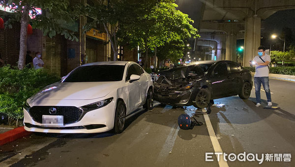 ▲▼鄭男疑似與人發生行車糾紛，遭人尾隨後雙方在文德路爆發衝突，對方轎車遭砸，車頭還被折凳狠插。（圖／記者游宗樺攝）