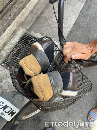 ▲張嫌騎單車偷竊民眾鞋子、遭萬華東園所警員查獲。（圖／記者張君豪翻攝）