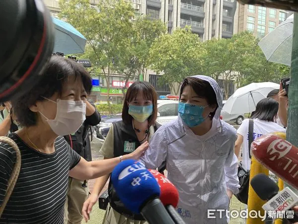 ▲▼無黨籍台北市長參選人黃珊珊、台北市長柯文哲妻子陳佩琪、民眾黨台北市議員參選人吳怡萱於東門市場掃街。（圖／記者袁茵攝）