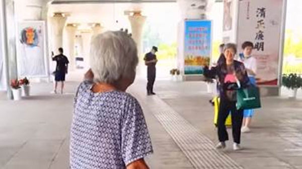 ▲▼104歲人瑞媽堅持到車站接人！ 77歲女兒「一路小跑、揮手」奔向媽。（圖／翻攝微博）
