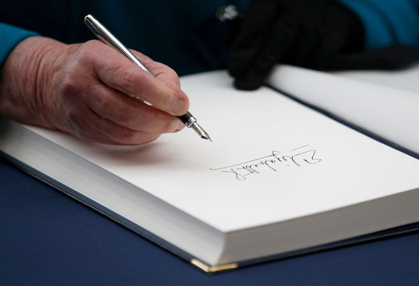 ▲▼英國女王伊麗莎白二世2015年10月15日在英國薩里大學（The University of Surrey）新成立的獸醫學院留下簽名紀念。（圖／路透）