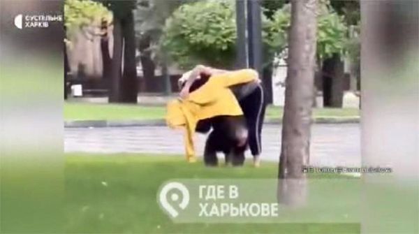 ▲▼烏克蘭黑猩猩逃出，穿外套、坐腳踏車回動物園。（圖／Twitter@HannaLiubakova）