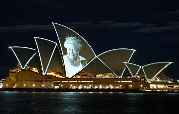 ▲▼澳洲雪梨歌劇院9月9日在英國女王逝世後，在帆船型建築上點燈，投影女王遺像哀悼。（圖／路透）