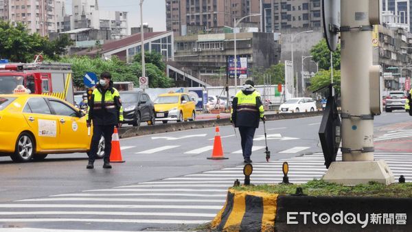 ▲▼      忠孝東路六段車禍，女騎士一度受困車底       。（圖／記者黃彥傑攝）