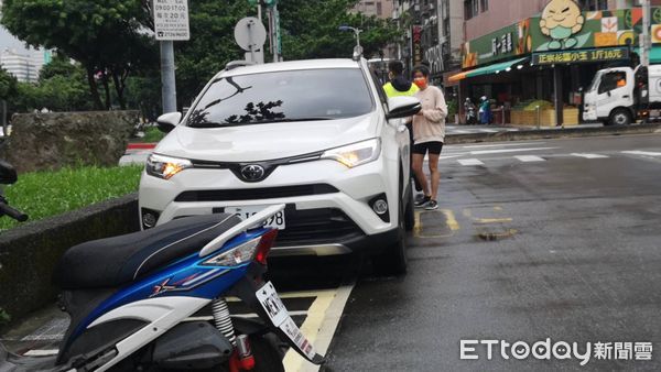 ▲▼      忠孝東路六段車禍，女騎士一度受困車底       。（圖／記者黃彥傑攝）