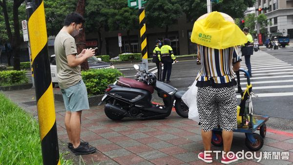 ▲▼      忠孝東路六段車禍，女騎士一度受困車底       。（圖／記者黃彥傑攝）