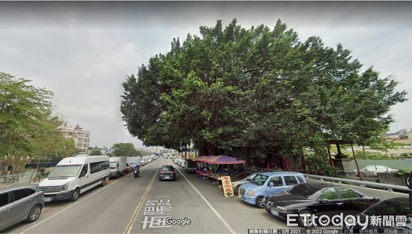 ▲南投市戶姓公廟旁的老榕樹過去數十年枝繁葉茂。（圖／翻攝「Google Map」）