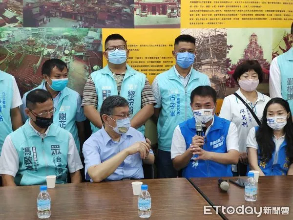 ▲▼鍾東錦11日向到訪的台北市長柯文哲請益推動智慧城市發展。（圖／記者蔡文淵翻攝）