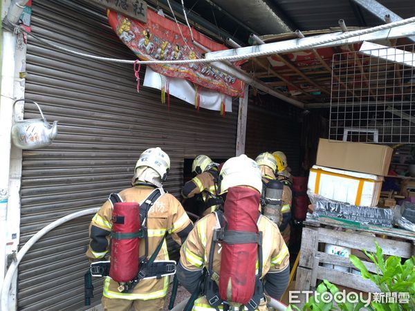 ▲台南市中西區府前路2段1處民宅，11日下午傳出火警，台南市消防局出動各式消防人車前往撲滅火勢，幸無人員傷亡。（圖／記者林悅翻攝，下同）