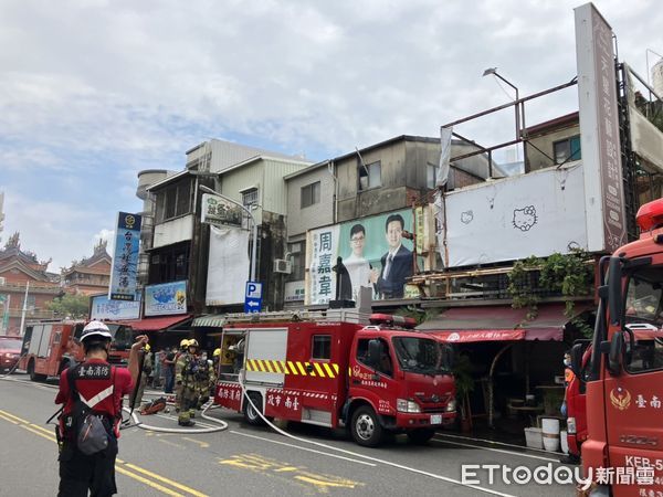 ▲台南市中西區府前路2段1處民宅，11日下午傳出火警，台南市消防局出動各式消防人車前往撲滅火勢，幸無人員傷亡。（圖／記者林悅翻攝，下同）