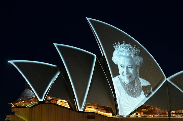 ▲▼ 英國女王逝世後，澳洲雪梨歌劇院9日在具代表性的帆船型建築上點燈、投影女王遺像，以示悼念。（圖／路透）