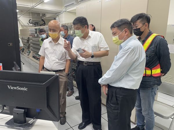 ▲▼交通部政務次長胡湘麟(左)、台鐵局長杜微前往第一線督導。（圖／交通部）