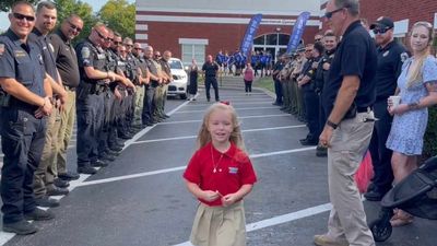 警察鼠薯列隊「送小女孩上學」她笑開懷　背後感人義氣網被暖哭