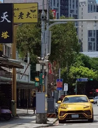 ▲廖老大藍寶堅尼休旅車違停紅線被拍，總部曝駕駛身分。（圖／翻攝自FB爆廢公社公開版）