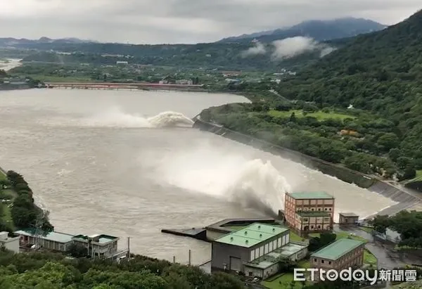 ▲石門水庫作調節性洩洪。（圖／記者楊熾興翻攝）