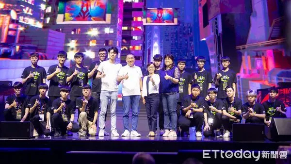 ▲出席《英雄聯盟》公開總冠軍賽 侯友宜盼電競產業扎根新北。（圖／新北市經發局提供）