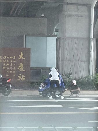 台中騎士幫身障男穿雨衣。（圖／翻攝自Facebook／爆料公社）