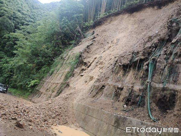 ▲▼新竹尖石鄉玉峰村石磊道路7.5公里處因梅花颱風，造成邊坡落石無法通行。（圖／翻攝尖石鄉長曾國大臉書）