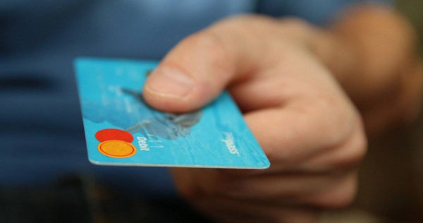 好心借信用卡給信用破產家人　對方卻把卡刷爆還嗆「是有欠你嗎？」