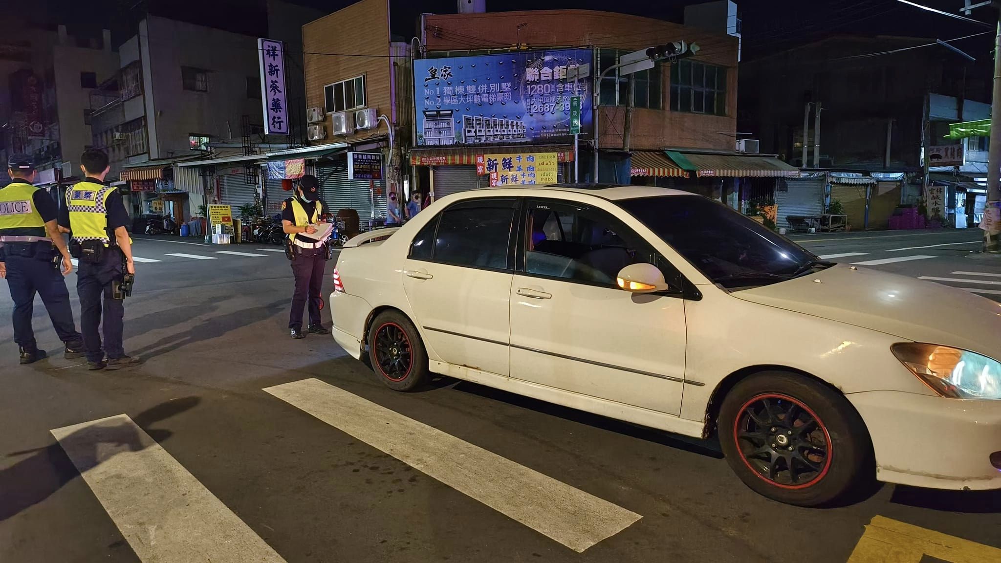 ▲▼肇逃車輛把車牌遺落在現場。（圖／翻攝自Facebook／爆料公社）