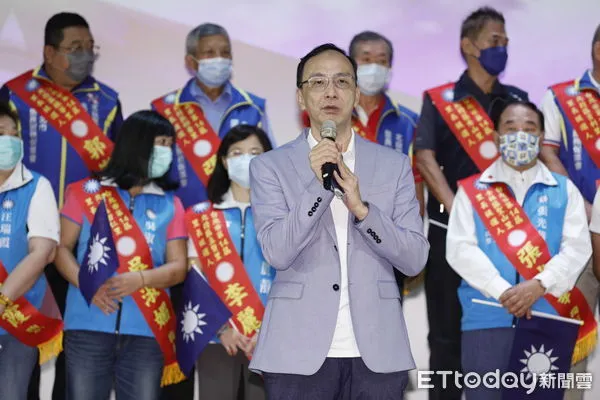 ▲▼國民黨今天(9/12)為黨籍台北市里長提名同志舉行造勢大會，國民黨主席朱立倫及黨籍台北市長參選人蔣萬安一同出席為黨籍里長披掛彩帶授予戰旗。（圖／記者湯興漢攝）