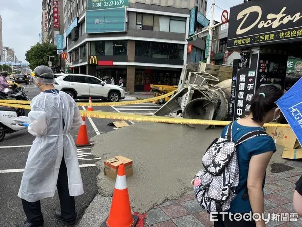 ▲▼台北市中山區南京東路、林森北路路口發生一輛水泥預拌車翻覆意外。（圖／記者張君豪攝）