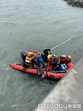 ▲彰化鹿港男子為救冰箱落海，轄區消防隊前往救援            。（圖／記者唐詠絮翻攝）