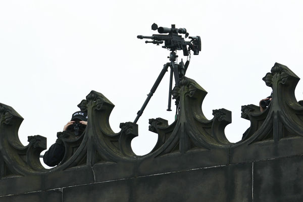▲▼英國女王靈柩11日下午抵達愛丁堡，聖吉爾斯大教堂（St Giles` Cathedral）屋頂上部署多名狙擊手，維安層級堪稱「鐵桶防護」。（圖／達志影像／美聯社）