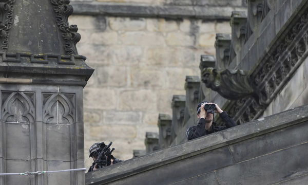 ▲▼英國女王靈柩11日下午抵達愛丁堡，聖吉爾斯大教堂（St Giles` Cathedral）屋頂上部署多名狙擊手，維安層級堪稱「鐵桶防護」。（圖／達志影像／美聯社）