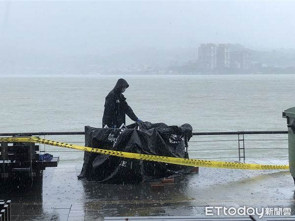 ▲新北淡水金色水岸附近河面出現一具男浮屍。（圖／記者陳以昇翻攝）