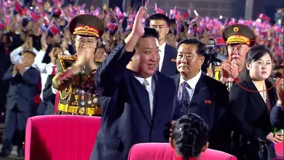 ▲▼建政74周年慶祝活動上，金正恩身旁站著一名身份不詳的女性，似乎是新的貼身秘書。（圖／翻攝自朝鮮中央電視台）