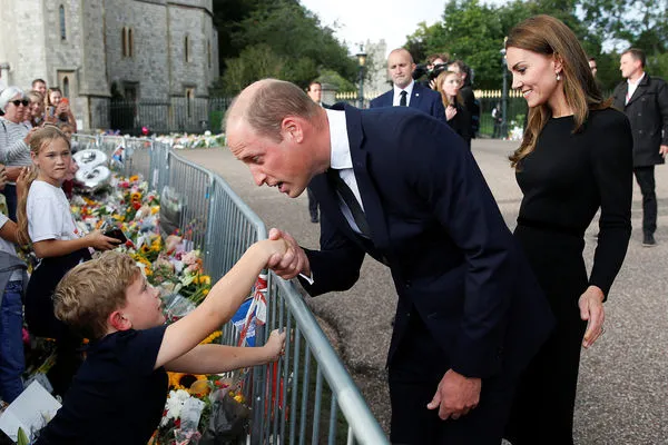 ▲▼  英國威廉王子、凱特王妃、哈利王子和夫人梅根10日現身溫莎堡。（圖／路透）
