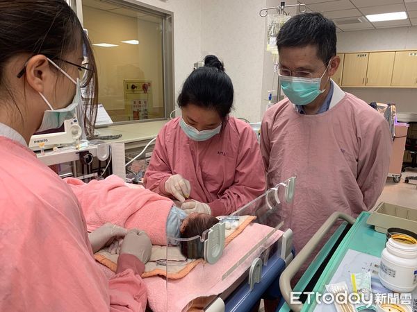 ▲出生10天女嬰感染金黃色葡萄球菌引起顏面蜂窩組織炎深層積膿。(圖門諾醫院提供，下同)