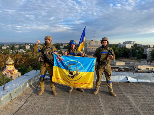 ▲▼烏軍在哈爾科夫州補給重鎮庫普揚斯克的屋頂上舉著烏克蘭國旗。（圖／路透）
