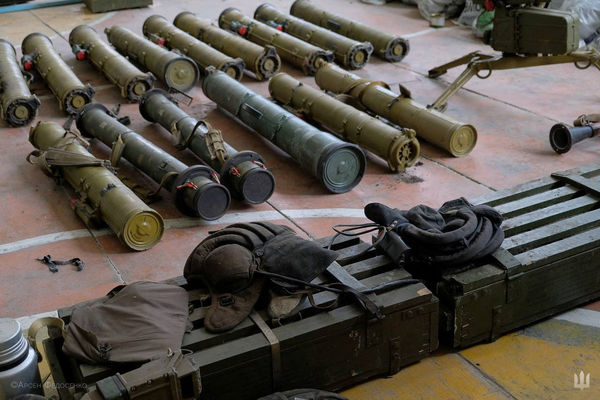 ▲▼烏克蘭武裝部隊在哈爾科夫州的反攻行動中，繳獲俄軍留下的榴彈發射器。（圖／路透）
