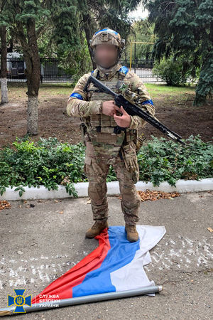▲▼烏軍在進入烏克蘭東部某個城鎮後，踐踏俄羅斯國旗。（圖／路透）