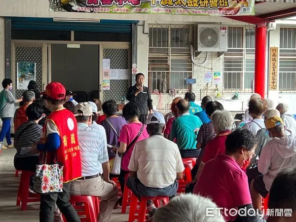 ▲▼徐定禎12日在竹南崎頂舉辦問政說明會，承諾長者免費裝假牙補助。（圖／徐定禎競選總部提供）