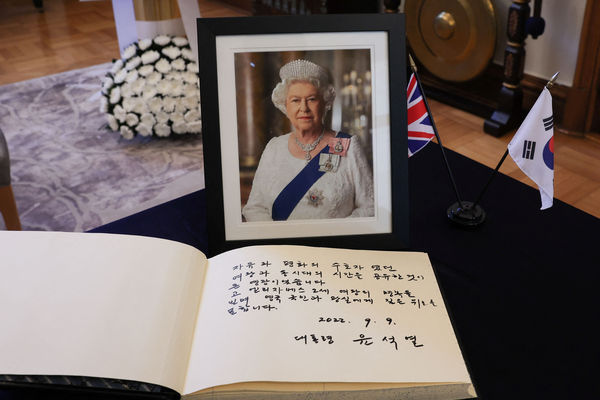 ▲▼尹錫悅前往英國駐韓大使館，針對女王伊莉莎白二世駕崩的消息致哀。（圖／路透）
