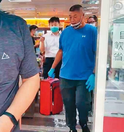 警方在台北市公館某超商內，找到凶手寄放的紅色行李箱。（翻攝鏡新聞）